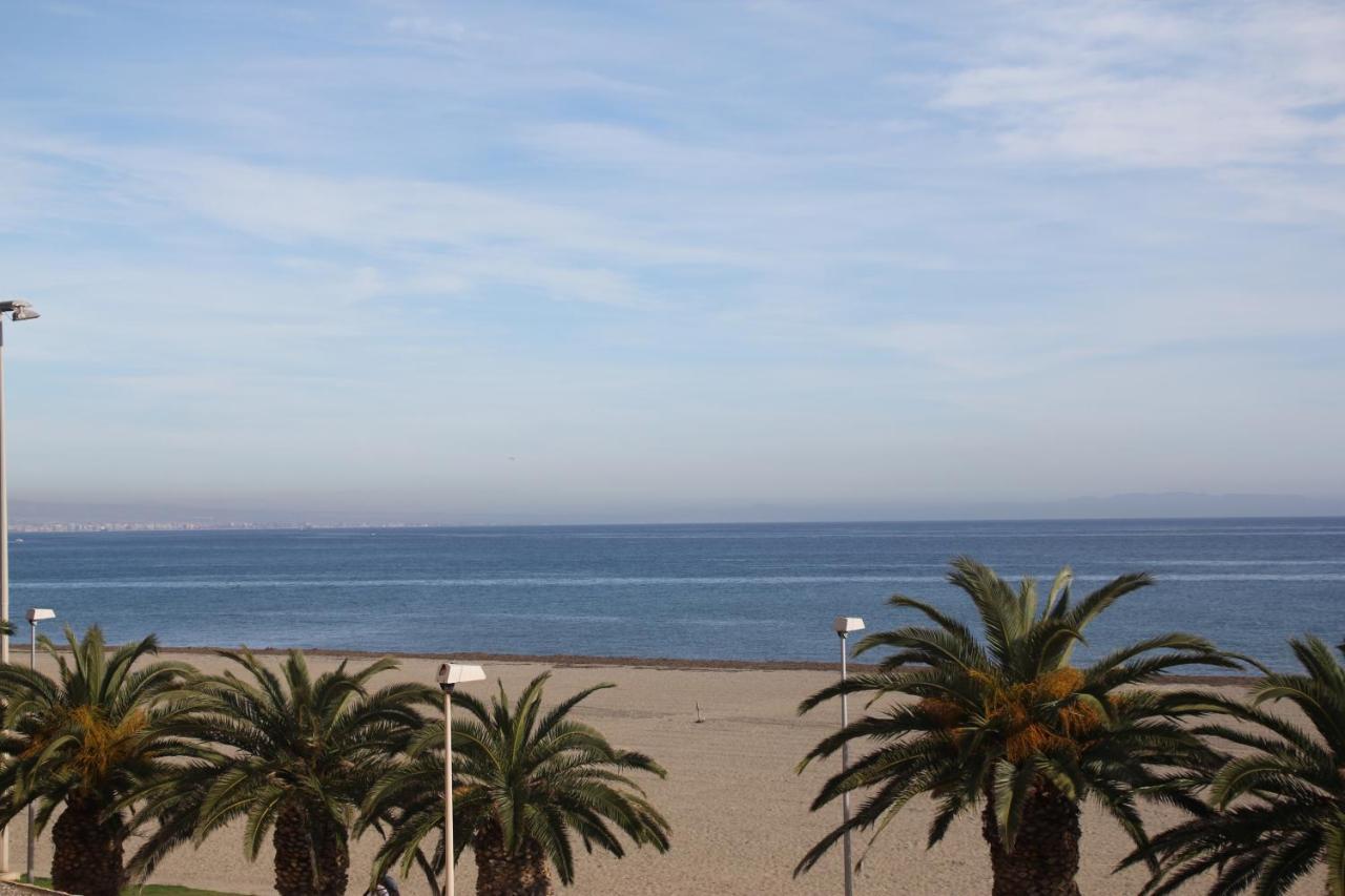 Apartamento En Primera Linea De Playa, Con Vistas A La Playa Y Con Wifi Roquetas de Mar Exterior photo